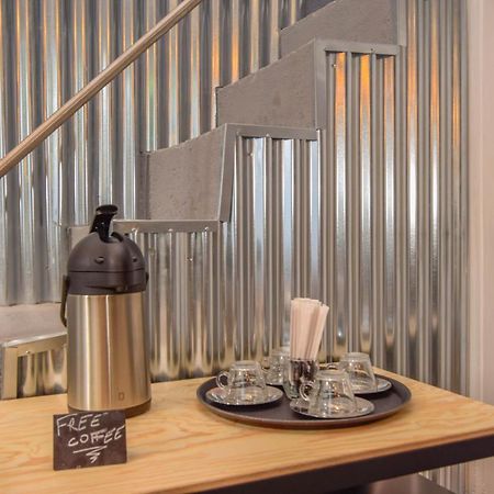 The Lx Hill Hostel Lisbon Bagian luar foto