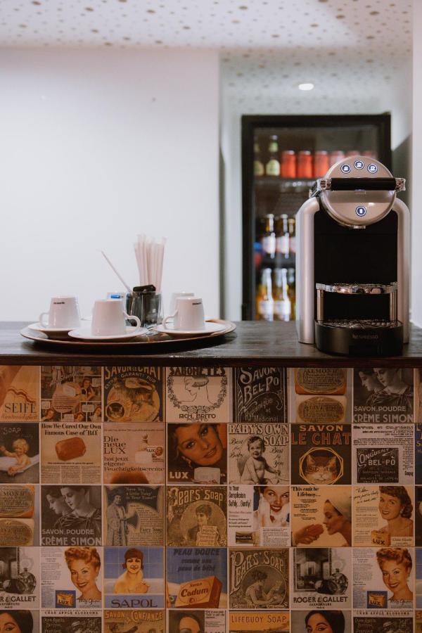 The Lx Hill Hostel Lisbon Bagian luar foto