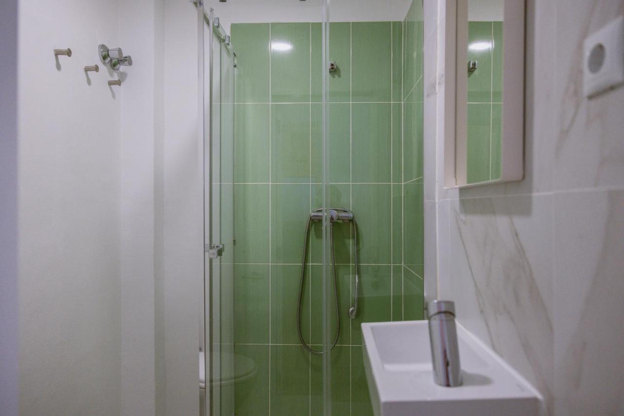 The Lx Hill Hostel Lisbon Bagian luar foto