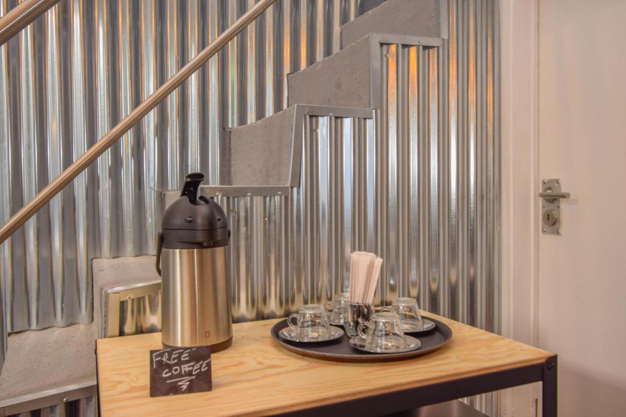 The Lx Hill Hostel Lisbon Bagian luar foto